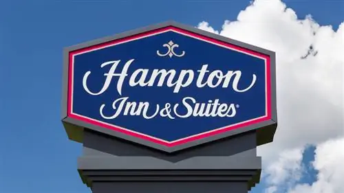 Hampton Inn and Suites на фоне неба