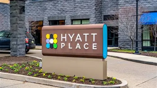 Вывеска Hyatt Place со зданием на заднем плане