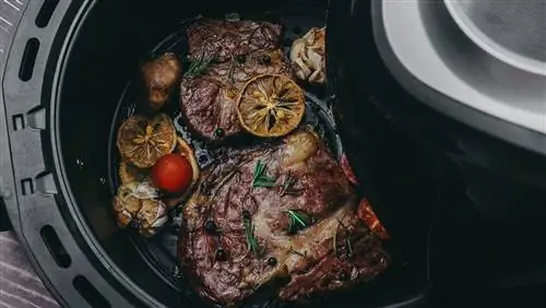 Почему не следует делать толстые куски стейка во фритюрнице