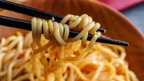 Ест ло мейн палочками