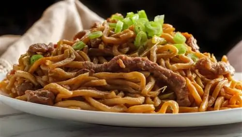 Вы никогда не должны есть Lo Mein в китайском ресторане. Вот почему