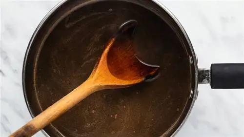 сироп из персикового пудинга в кастрюле