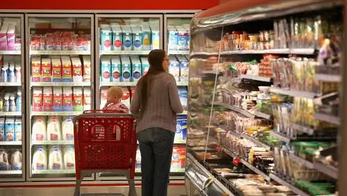 Женщина делает покупки в продуктовом магазине Target