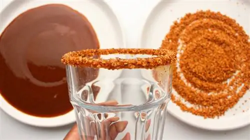 стакан с замшей и приправами