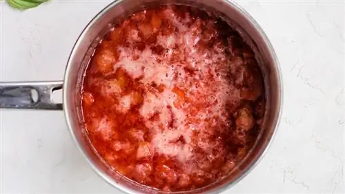 кастрюля с клубникой и сиропом