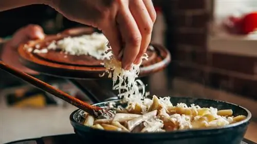 посыпать макароны пармезаном