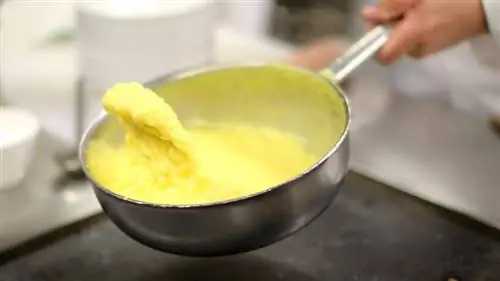 Шеф-повар готовит поленту