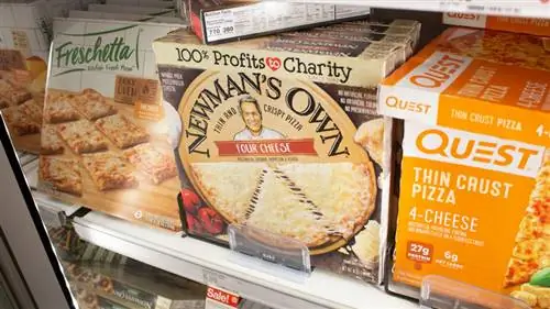 Отображение замороженной пиццы в продуктовом магазине
