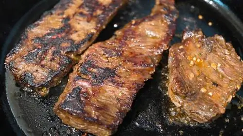 обжаренный стейк на сковороде