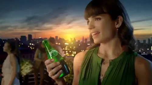 женщина с Perrier в рекламе