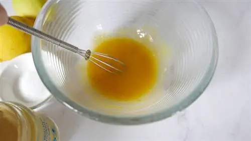 яичные желтки и горчица в миске