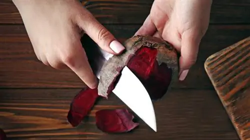 Человек чистит свеклу