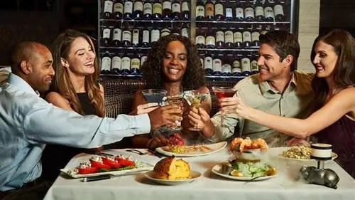 Друзья обедают за столом