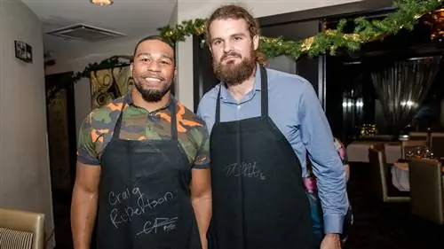 Двое улыбающихся мужчин стоят