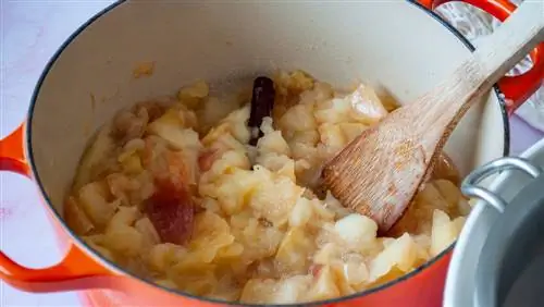 размягченные яблоки в жаровне