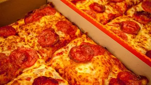 Пицца маленького Цезаря в глубокой тарелке