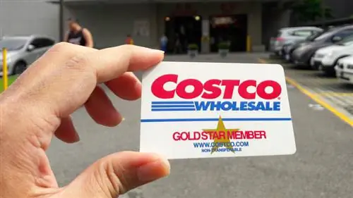 Женщина с членским билетом Costco