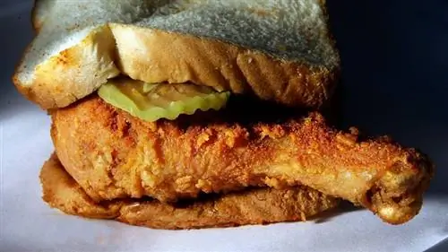 курица по-болтонски с соленьями и белым хлебом курица по-болтонски с соленьями и белым хлебом