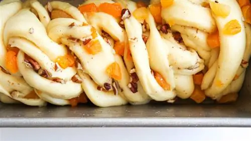 Хала с абрикосами и орехами