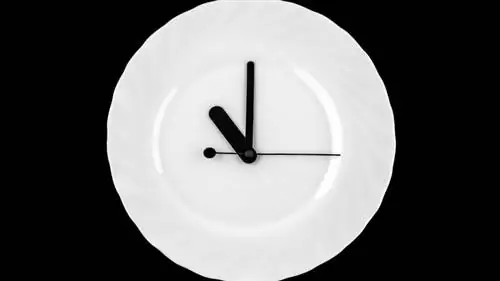 стрелки часов на тарелке
