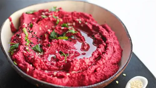 Свекольный хумус с консервированным нутом, кунжутом и зеленью