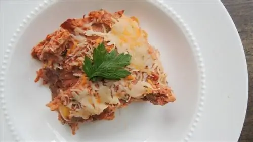 куриная запеканка барбекю на белой тарелке