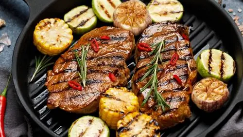 Чугунная сковорода с мясом и овощами