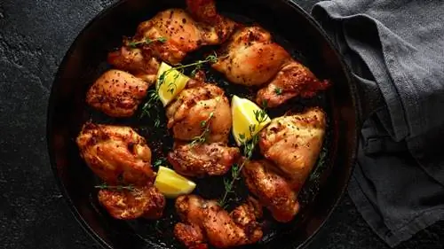 курица в чугунной сковороде