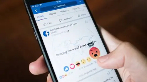 злой смайлик в фейсбуке на телефоне
