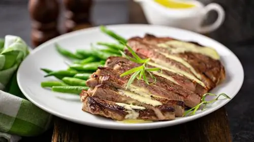 Эстрагон на тарелке с мясом Эстрагон на тарелке с мясом