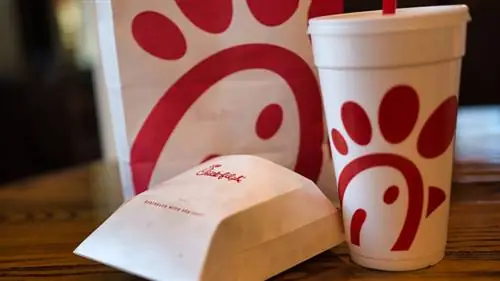 Бумажный пакет Chick-fil-A и пенопластовый стаканчик