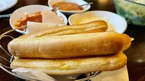 фирменная хлебная корзина с оливковым садом, хлебные палочки с соусами позади