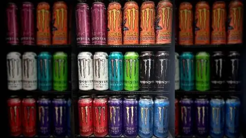 Разнообразие напитков Monster Energy в магазине