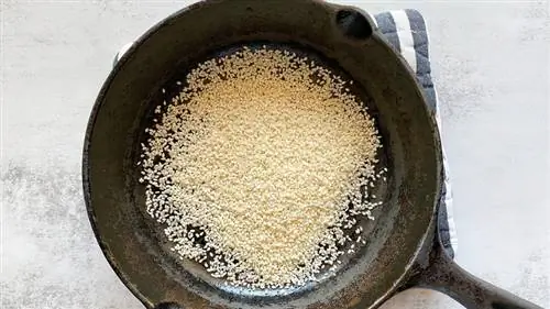 кунжут на сковороде кунжут на сковороде