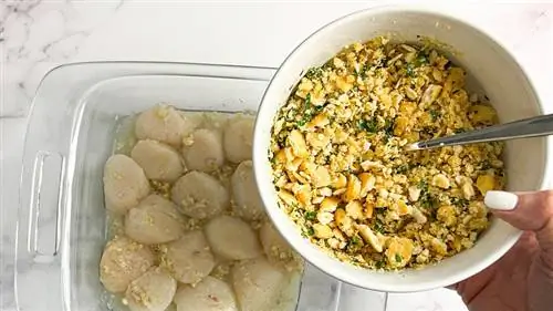 морские гребешки в тарелке с миской крекеров