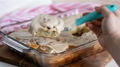 булочка с корицей на шпателе