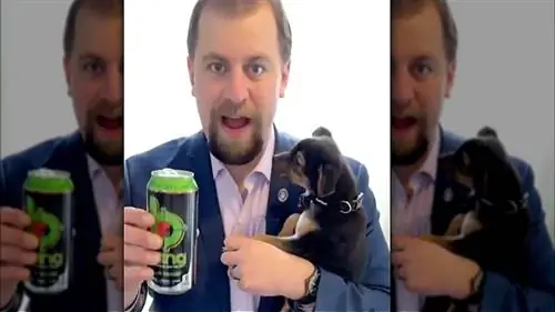 Bigsommenergy держит щенка