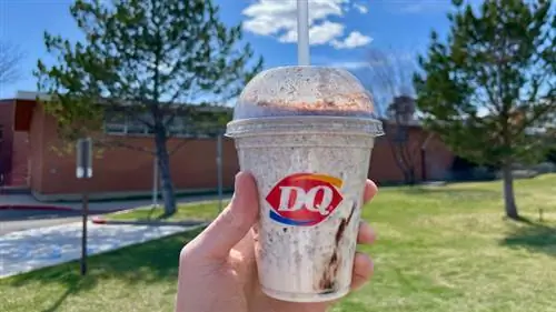 рука держит s'mores трясти рука держит s'mores трясти