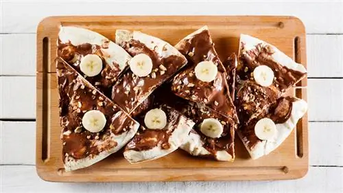 кусочки банановой пиццы с нутеллой