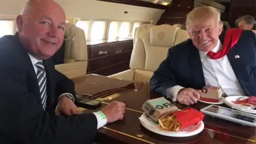 Трамп ест пиццу