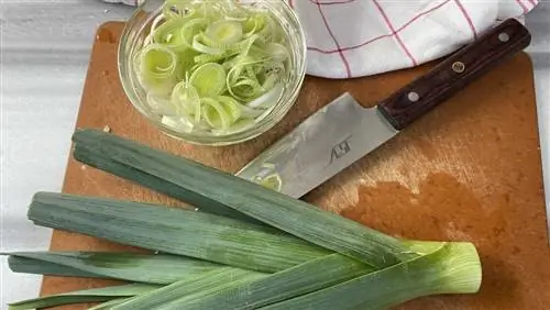 нарезать лук-порей для запеченного картофеля нарезать лук-порей для запеченного картофеля