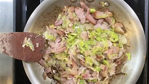 бекон и лук-порей на сковороде для запеченного картофеля бекон и лук-порей на сковороде для запеченного картофеля