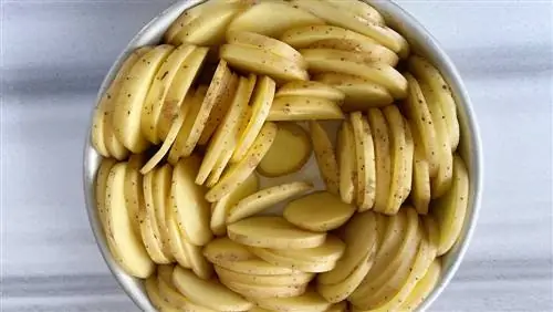 гребешковый картофель кладут в кастрюлю гребешковый картофель кладут в кастрюлю