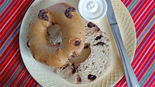 Бублик с шоколадной крошкой и сливочным сыром