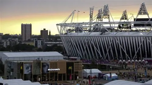 Ресторан McDonald's возле Олимпийского стадиона в Лондоне, 2012 г.