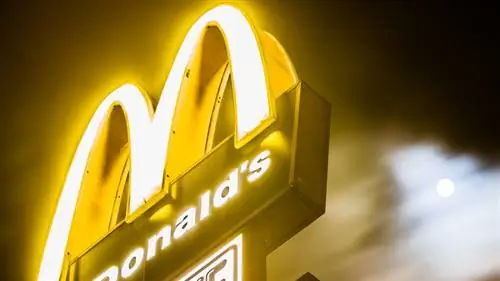 Вывеска польского McDonald's ночью