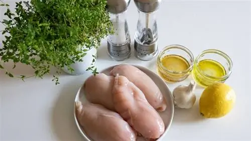 сырая куриная грудка и приправы