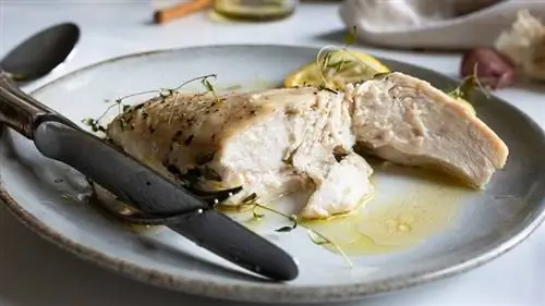 нарезанная куриная грудка на тарелке