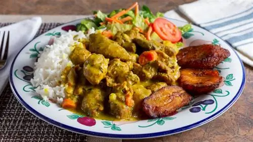 Курица с карри, белый рис и бананы