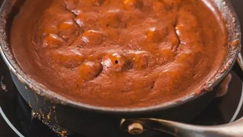 рецепт энчиладас с курицей, соус кипящий на сковороде